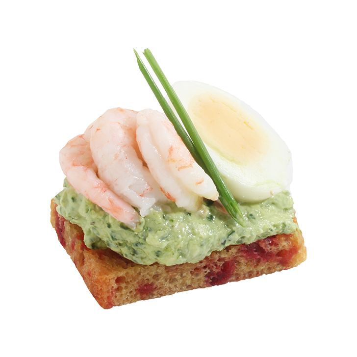 Biešu maizes kanapē ar spinātu pesto, paiplas olu un garnelēm