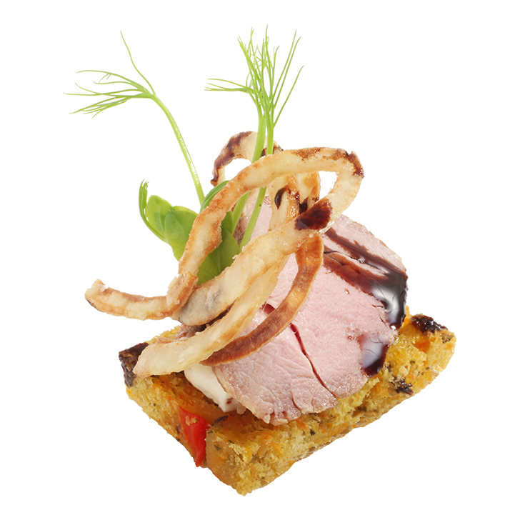 Burkānmaizes kanapē ar cūkgaļas fileju, bazlāmetiķa glazūru un rostētiem sīpoliem