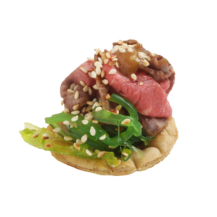 Kraukšķīgs kanapē ar Kaiso salātiem un rozā ceptu liellopa muguru