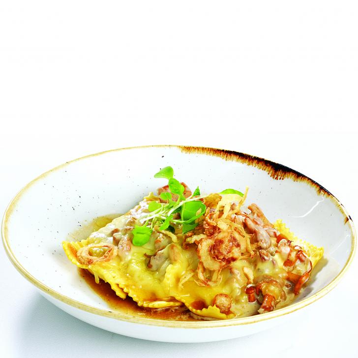 618 / Maultaschen ar gaileņu mērci un Ementaler sieru