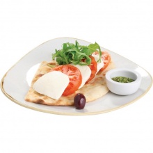 100 / Focaccia ar mozarellu, tomātiem un baziliku 