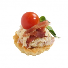 Хрустящая корзиночка с салатом из сыра и копченого мяса