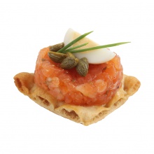 Канапе с тартаром из лосося, каперсами и с зеленью