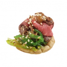 Хрустящие канапе с Кайсо салатом и ростбифом