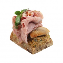 Ростбиф с грибным салатом на канапе из цельнозерного  хлеба