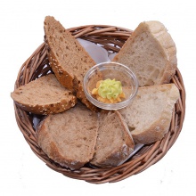 Различные виды домашнего хлеба с маслом