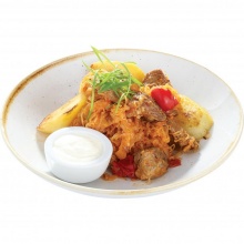 154 / Pikantais Alpu gulašs ar šķovīšiem, ceptiem kartupeļiem un skābo krējumu