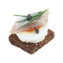 Канапе из ржаного хлеба с горчичным кремом и с филе сельди