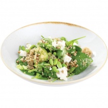 110 / Spinātu salāti ar sojas pupiņām, kvinoju, avokado un fetas sieru